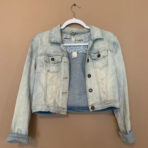 A very cute light wash cropped denim jacket!